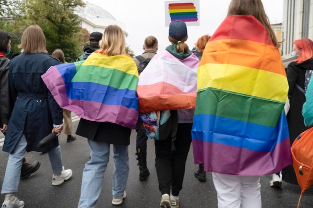 Mensen met LGBT-vlaggen marcheren