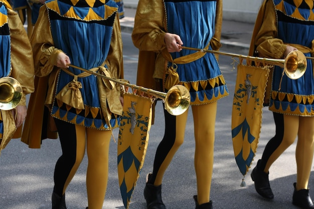 Foto mensen met muziekapparatuur lopen op de weg.