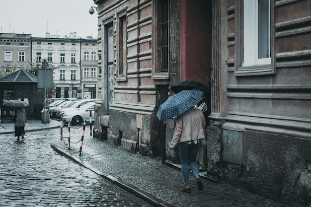 Mensen met paraplu's op regenachtige dag