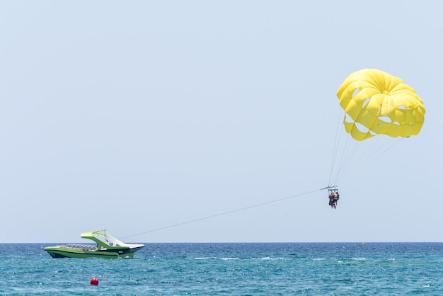 Mensen met plezier op de parasailing