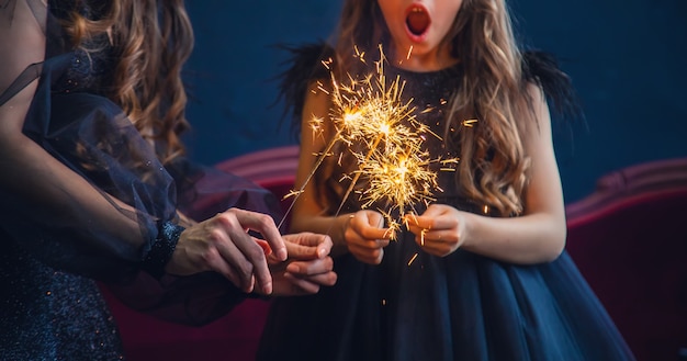 Mensen met sterretjes op kerstmisachtergrond. selectieve aandacht. vrolijk.