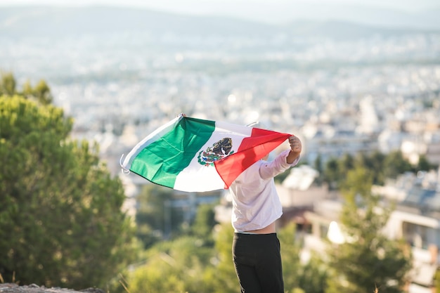 Mensen met vlag van mexico 16 september onafhankelijkheidsdag van mexico