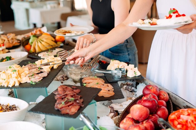 Mensen nemen buffetvoedsel in hotelrestaurant