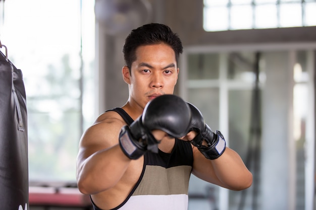 mensen oefenen in fitness gym, man boksen