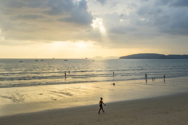 Mensen ontspannen en wandelen op het strand van Ao Nang vóór de zonsondergang