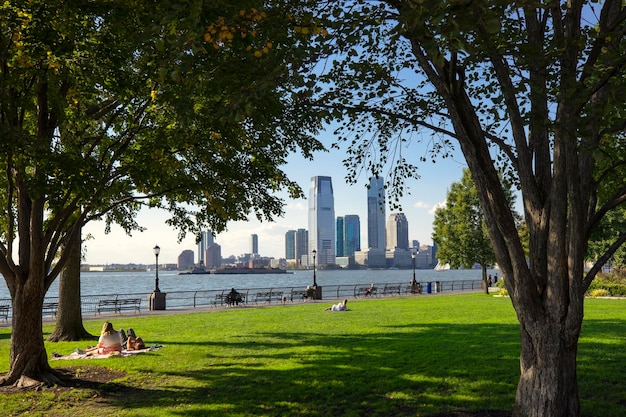 Mensen ontspannen in Battery Park in New York