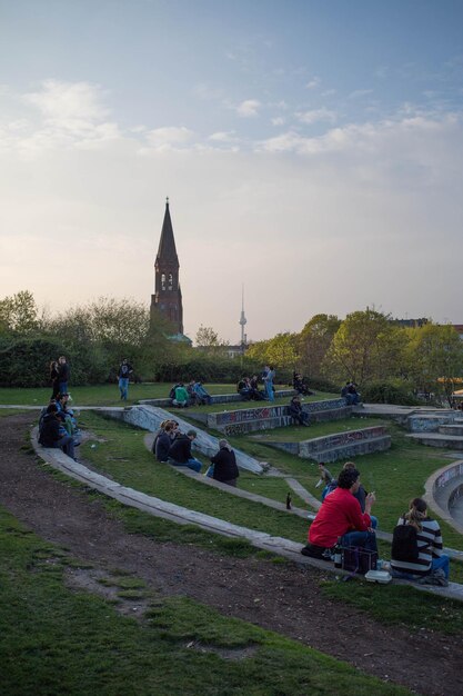 Mensen ontspannen in het park.