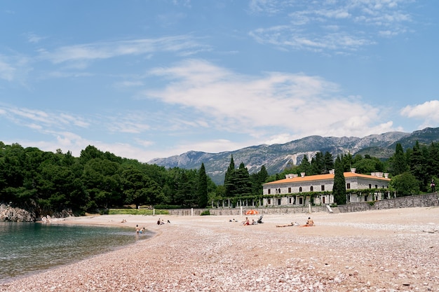 Mensen ontspannen op het strand in de buurt van villa milocer budva montenegro