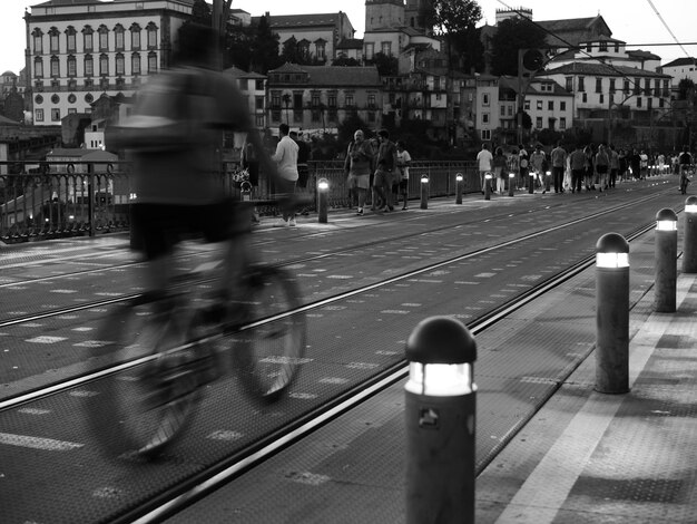 Foto mensen op de brug.