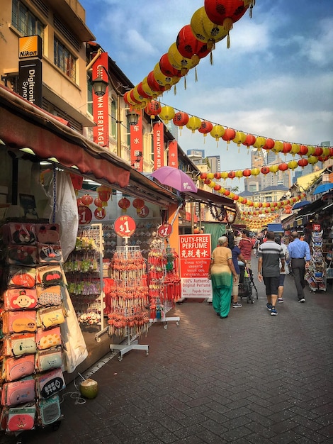 Foto mensen op de markt tegen de lucht in de stad