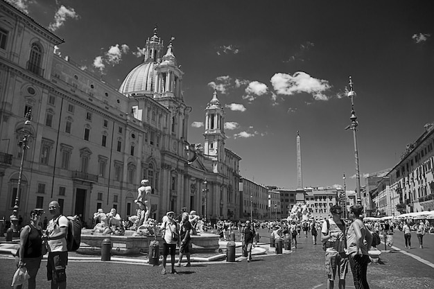 Mensen op de Piazza Navona tegen de hemel