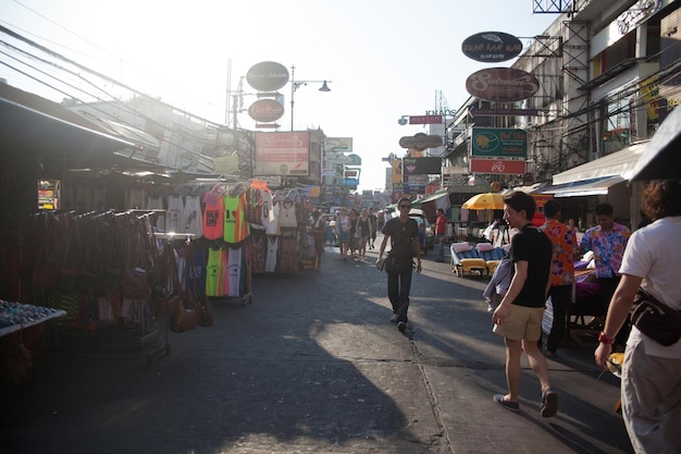 Mensen op de straatmarkt