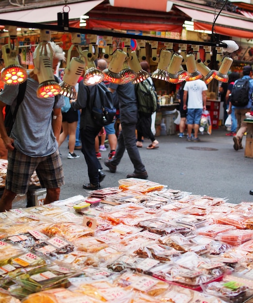 Foto mensen op de vismarkt