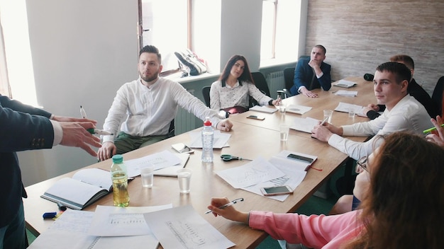 Mensen op de zakelijke conferentie zitten bij de tafel