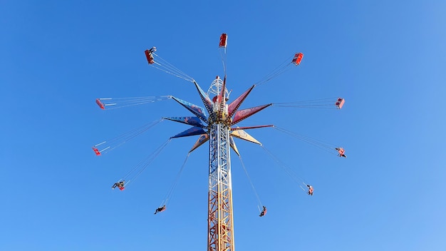 mensen op een attractie in een stadspark