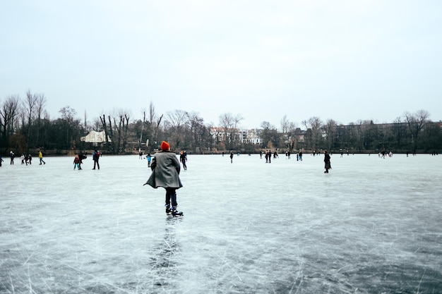 Foto mensen op een bevroren meer tegen de lucht tijdens de winter