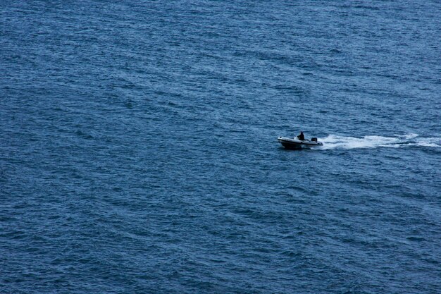 Mensen op een boot op zee