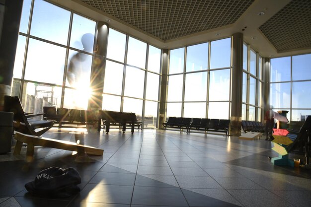 Mensen op glasvenster op de luchthaven