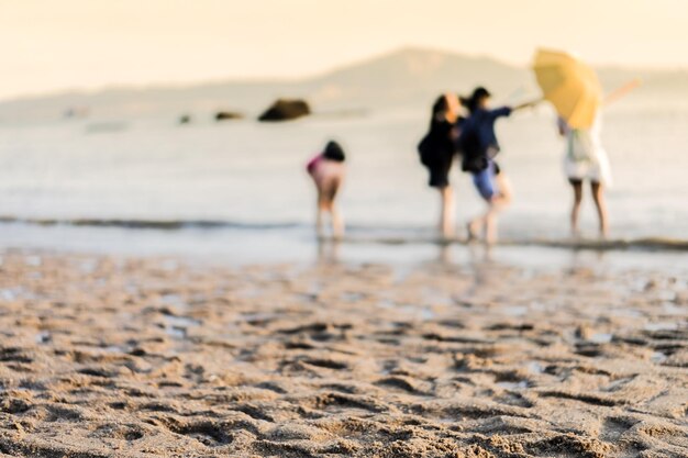 Foto mensen op het strand.