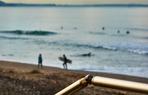 Foto mensen op het strand.