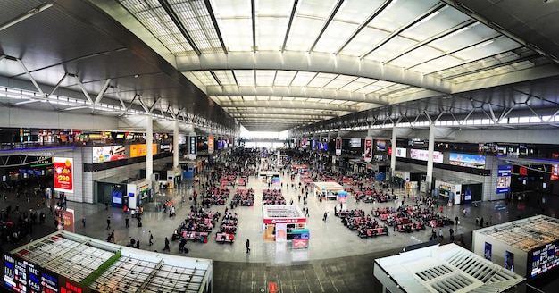 Foto mensen op het treinstation van shanghai hongqiao in de stad