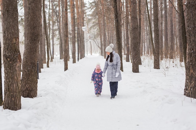 Mensen op sneeuw bedekt land
