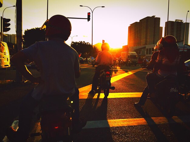 Mensen op straat bij zonsondergang