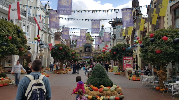 Mensen op straat die het europa-park bezoeken