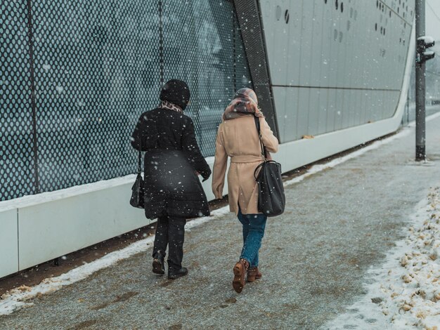 Mensen op straat in de besneeuwde winter