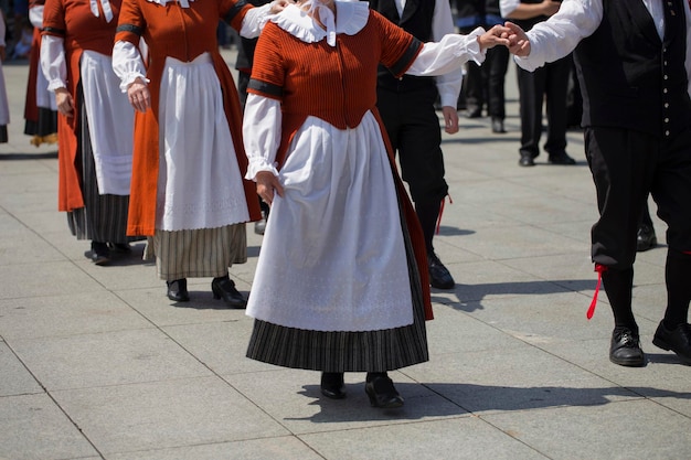 Mensen op straat in de stad tijdens het festival