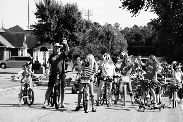 Foto mensen op straat in de stad.