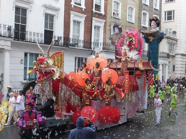 Foto mensen op straat tegen gebouwen bij notting hill carnaval