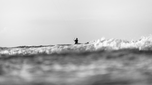 Foto mensen op zee tegen de lucht