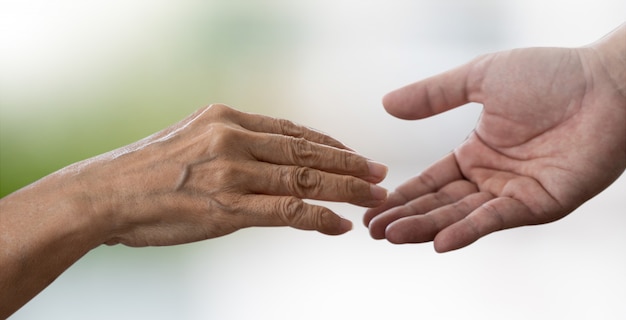 Mensen oude vrouw en jonge hand zorg bedrijf gezondheidszorg Gehandicapten lopen met hulp