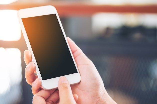 Mensen overhandigen met behulp van mockup slimme telefoon in café