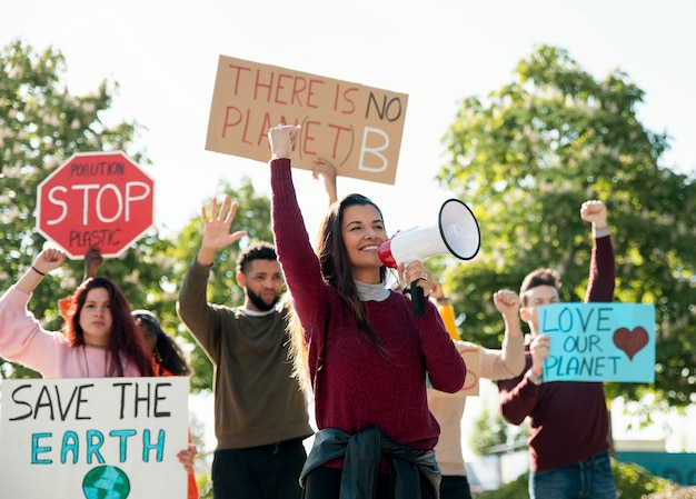 Foto mensen protesteren met borden, middelgroot schot