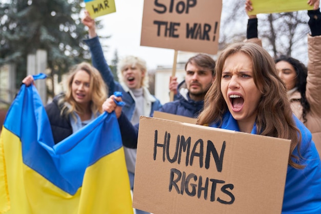Mensen protesteren tegen de oorlog.