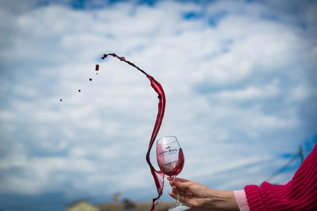Mensen rammelende glazen met wijn op het zomerterras van café of restaurant