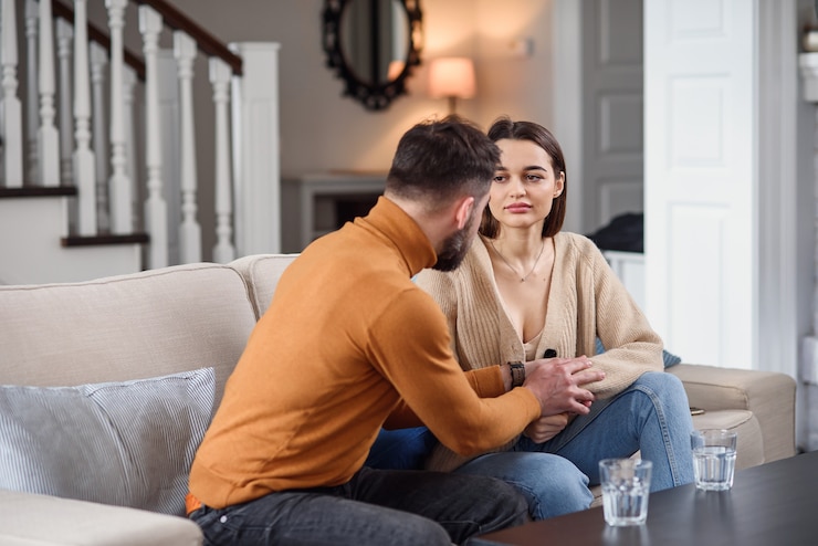 Mensen, relatieproblemen, conflict en familieconcept - ongelukkig paar dat argument thuis heeft