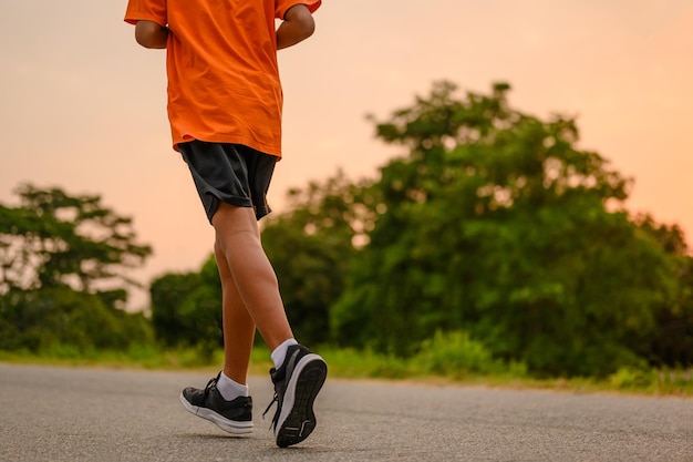 Mensen rennen 's avonds voor gezondheid.