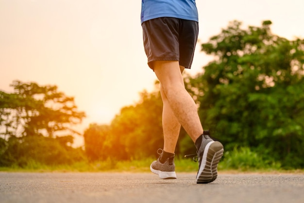 Mensen rennen 's avonds voor gezondheid.