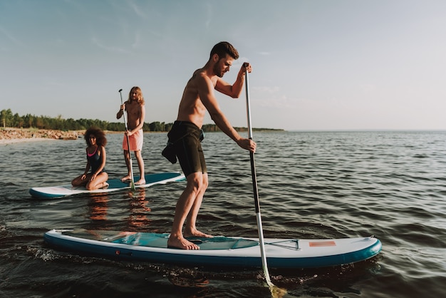 Mensen Roeien Surft In Zee Met Peddels.