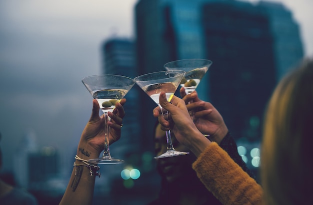 Mensen roosteren met cocktails op een feestje