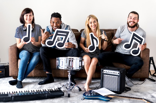 Foto mensen samen genieten van muziek