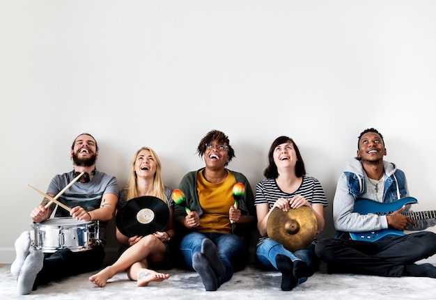 Foto mensen samen genieten van muziek