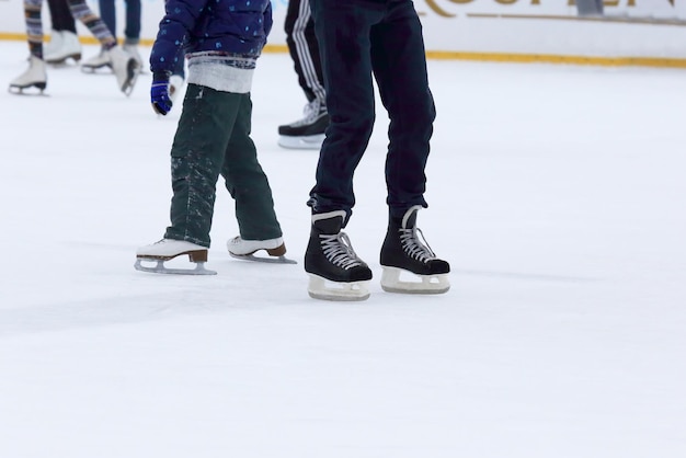 Mensen schaatsen op de ijsbaan