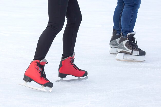 Mensen schaatsen op een ijsbaan. hobby's en sport. vakanties en winteractiviteiten.