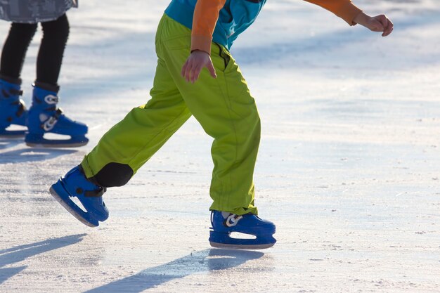 Mensen schaatsen op een ijsbaan. hobby's en vrije tijd. wintersport