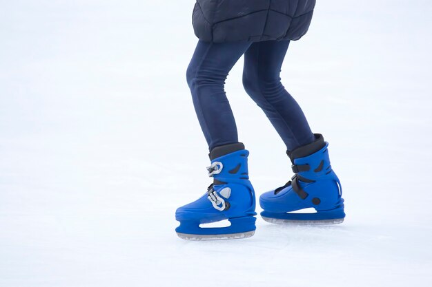 Mensen schaatsen op een ijsbaan. hobby's en vrije tijd.