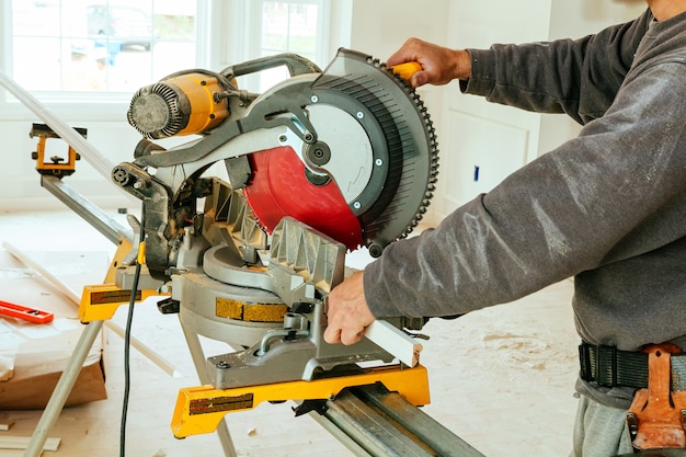 Mensen scherp hout op elektrische zaag